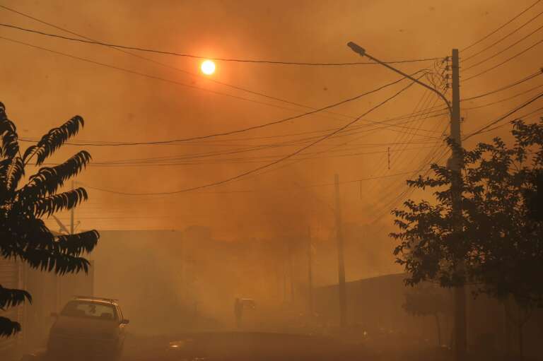 Após incêndio em cemitério, moradores da Moreninha III ficaram sob fumaça intensa (Foto: Henrique Kawaminami)