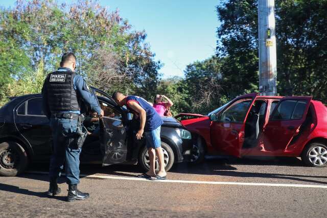 Carros batem de frente e duas pessoas ficam feridas no Monte Castelo 