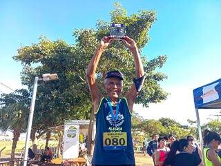 Bas&iacute;lio chega aos 80 homenageado pelos amigos em corrida 