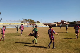 Jogadores do Náutico disputam a posse da bola durante confronto com o ABC. (Foto: Reprodução/FFMS)