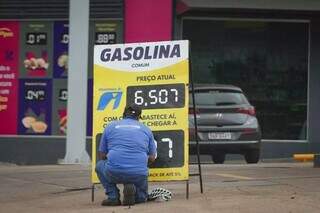 Funcionário de posto mudando valor da gasolina em placa, em janeiro de 2022 (Foto: Marcos Maluf/Arquivo)