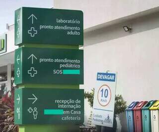 Placas indicam localização de recepção, pronto atendimento adulto e pediátrico de hospital particular de Campo Grande (Foto: Marcos Maluf)