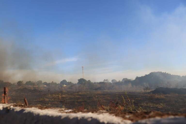 Área verde de terreno do cemitério, na Moreninha III, é consumido pelo fogo (Foto: Henrique Kawaminami).