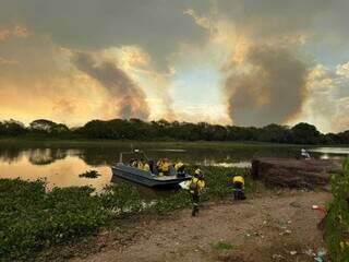 Ao fundo fumaça mostra dimensão do fogo em área do Pantanal de Corumbá. (Foto: PrevfogoMS)