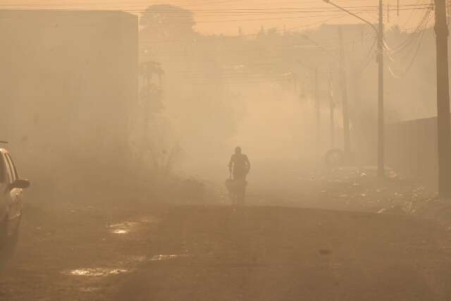 Inc&ecirc;ndio consome &aacute;rea verde de cemit&eacute;rio e deixa bairro coberto pela fuma&ccedil;a