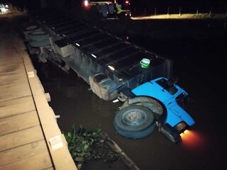 Caminhão em rio; motorista conseguiu escapar. (Foto: Sidney Assis, de Coxim)