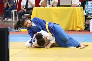 Judoca aplica golpe em adversária durante competição estadual. (Foto: Henrique Kawaminami)