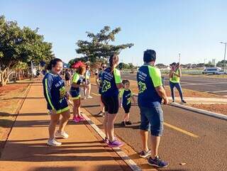 Amigos do maratonista esperando por ele na linha de chegada (Foto: Idaicy Solano)