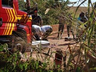 Corpo de vítima sendo retirado do local pela funerária (Foto: Osmar Veiga)