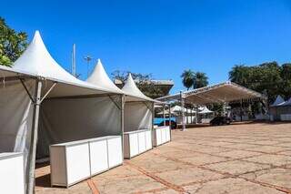 Na Praça do Rádio Clube, barracas e tenda já foram instaladas. (Foto: Henrique Kawaminami)