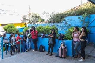 Fila de candidatos em frente ao prédio da Funsat (Foto: Henrique Kawaminami/Arquivo)