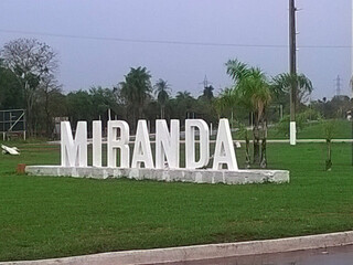 Letreiro instalado na entrada da cidade de Miranda (Foto: Divulgação)