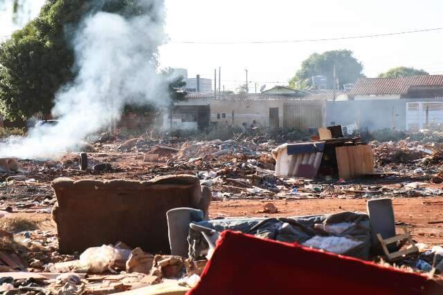 Terreno vira lix&atilde;o ao ar livre e vizinhan&ccedil;a reclama de ratos e queimadas 