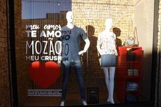 Vitrine de comércio decorada para o Dia dos Namorados (Foto: Arquivo/Campo Grande News)