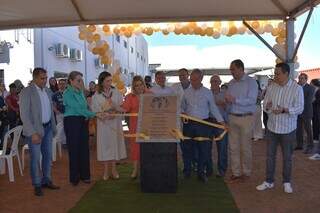 Políticos e secretários participam de ato simbólico de inauguração da pedra fundamental do hospital (Foto: Divulgação)