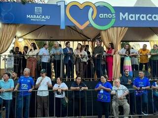 Ao lado do vice-governador, José Carlos Barbosa, Reinaldo (de camisa verde clara) assiste ao desfile comemorativo pelo aniversário de Maracaju (Foto: Hosana de Lourdes/Tudo do MS)