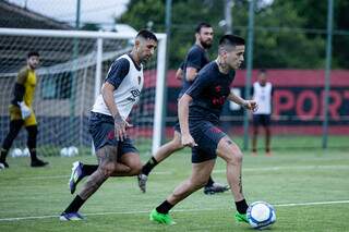 Jogadores do Sport em treino com bola (Foto: Paulo Paiva /Sport Recife)