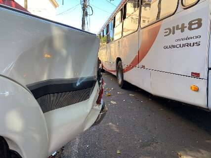 Ônibus atinge caminhonete que entrava em garagem na Rua Brilhante