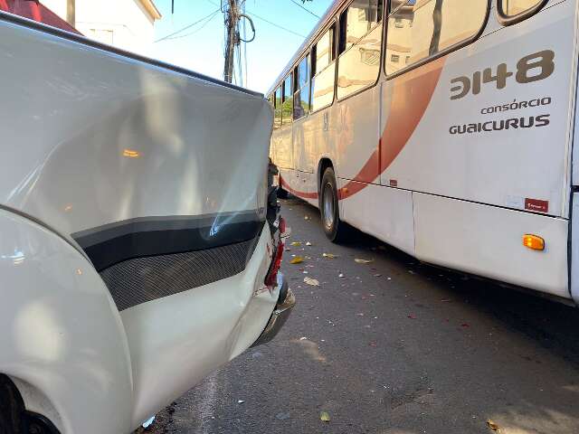 &Ocirc;nibus atinge caminhonete que entrava em garagem na Rua Brilhante