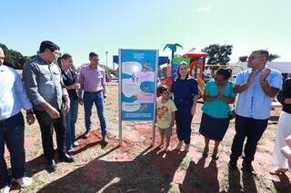 A prefeita de Campo Grande, Adriane Lopes, durante inauguração de playground no Jardim Noroeste. (Foto: Reprodução/PMCG)