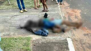 Corpo das vítimas na calçada onde crime aconteceu (Foto: Fronteira Agora)