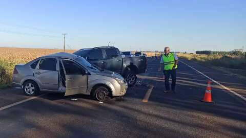 Homem morre em acidente entre carro e caminhonete na MS-306