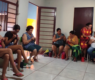 Mulheres reunidas para oficina de crochê. (Foto: Divulgação)