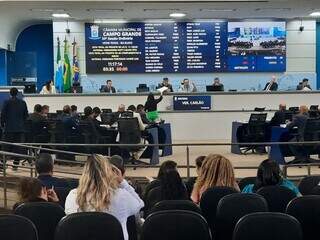 Vereador e presidente da Câmara Municipal, Carlão fala durante a sessão de hoje (Foto: Caroline Maldonado)