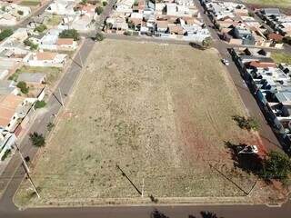 Vista aérea do espaço destinado para construção de conjunto habitacional, no bairro Monte Castelo. (Foto: Arquivo/Campo Grande News)