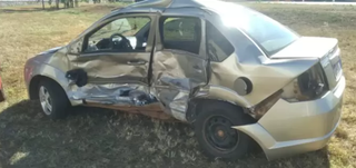 Ford Fiesta ficou com a lateral totalmente destruída após batida (Foto: O Correio News)