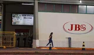 Funcionária deixa unidade da JBS em Dourados. (Foto: Helio de Freitas)