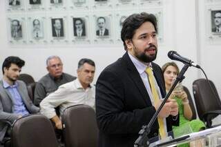 Rafael Meirelles defendendo Estevão Petrallás no julgamento (Foto: Juliano Almeida)
