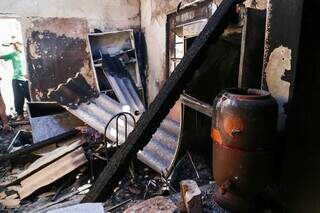 Casa foi danificada e incendiada por grupo que espancou morador. (Foto: Bruna Marques) 