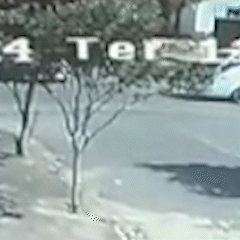 Caminhão baú tomba após ser atingido por carro que furou preferencial