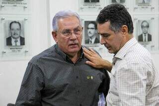 Nelson Antonio (presidente do Operário) cumprimentando Estevão Petrallás após o resultado (Foto: Juliano Almeida)