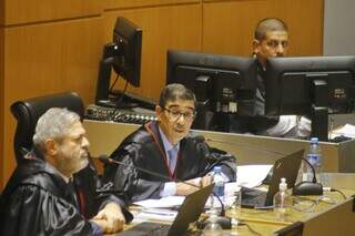 Luiz Gonzaga Marques, relator da apelação criminal, ao microfone durante o julgamento (Foto: Paulo Francis)