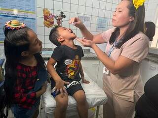 Criança tomando gotinha contra a poliomielite em posto de saúde de Campo Grande (Foto: Divulgação/Sesau)