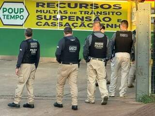 Equipe de buscas em frente à empresa Poup Tempo, no Paraná (Foto: Victor Hugo Correa/GMC Online)