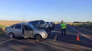 Veículos ficaram atravessados na pista após acidente (Foto: O Correio News)