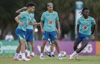 Jogadores brasileiros em treino com bola (Foto: Rafael Ribeiro/CBF)