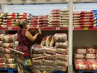 Solange escolhendo arroz em supermercado de Campo Grande (Foto: Clara Farias)