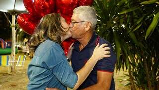 Casal finalizou entrevista com um beijo apaixonado (Foto: Alex Machado)
