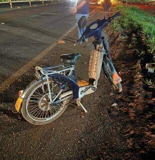 Bicicleta elétrica que a vítima conduzia na hora do acidente. (Foto: Nova Fogo)