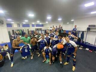 Elenco do Costa Rica comemorando os 3 pontos conquistados na última rodada (Foto: Divulgação)