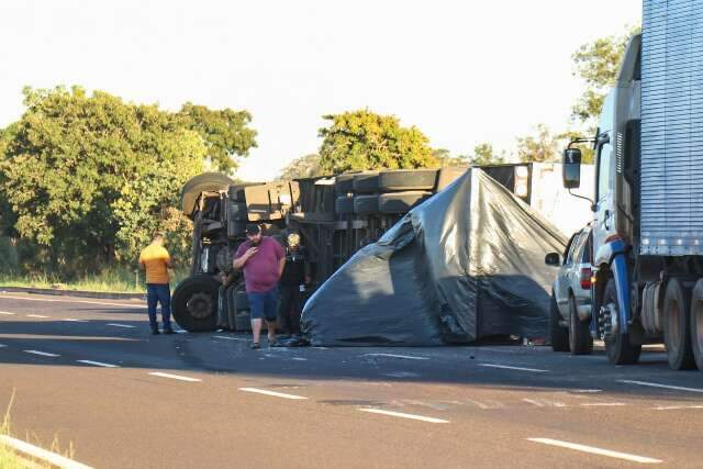 Carreta com 20 toneladas de produtos importados tomba e motorista fica ferido