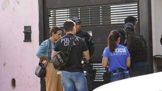 Movimentação policial em frente à casa onde suspeito foi baleado (Foto: Alex Machado)