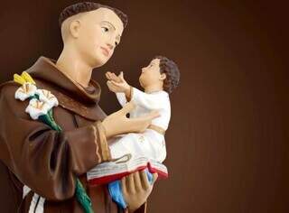 A imagem clássica de Santo Antônio, com o menino Jesus nos braços.