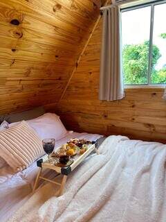 Casais podem desfrutar de um deliosos café da manhã na cama na cabana (Foto: Arquivo Pessoal)