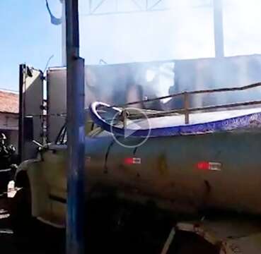 Dono de caminhão pipa ajudou a apagar chamas que destruiu furgão