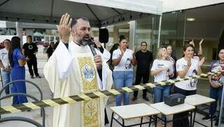 Padre Wagner Divino dá as bênçãos aos fiéis e enfatiza: Santo Antônio vai além de santo casamenteiro (Foto: Alex Machado)